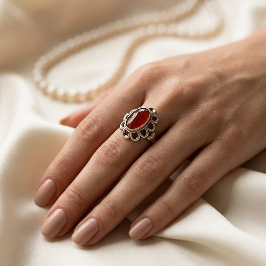 Vintage ring met carneool in bloemvormige zetkast – maat 17,25 | 54